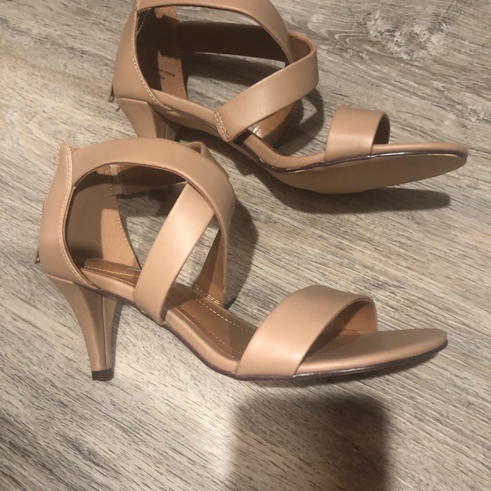 Low heeled shoes